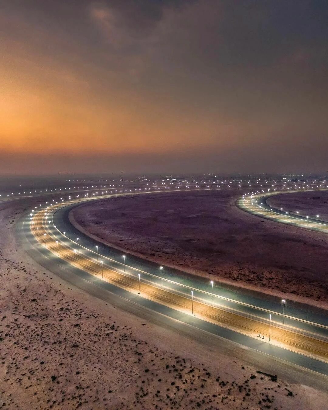 Дубай трасса. Дорога в пустыне Дубай. Мост Мейдан Дубай. Трасса в пустыне в Дубае.