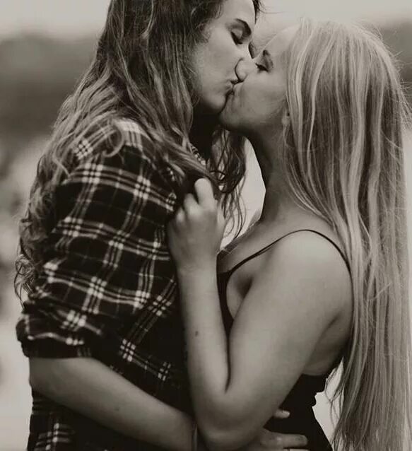 Lesbian spaces. Поцелуй девушек. Девушки целуются. Поцелуй двух девушек. Красивые лесбийские пары.