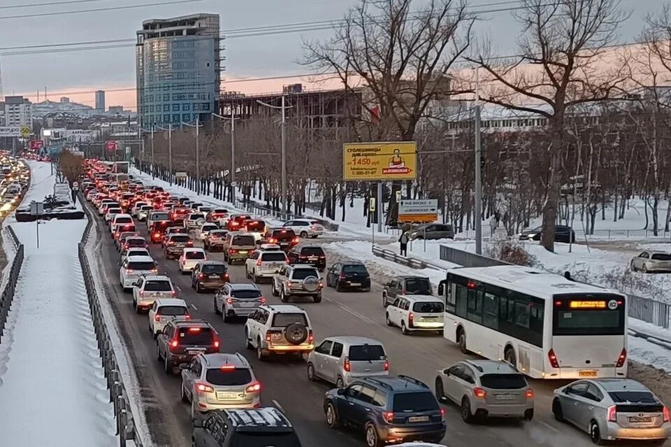 Пробка на дороге. Новогодние пробки. Пробки Владивосток. Владивосток 2022.