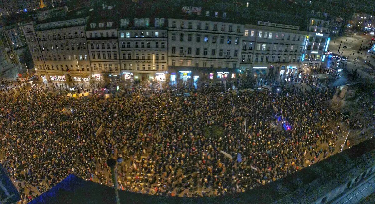 толпа людей всей страной поддержим наших. толпа 5 тысяч человек. пять тысяч человек. сто тысяч человек. 75 тысяч человек.