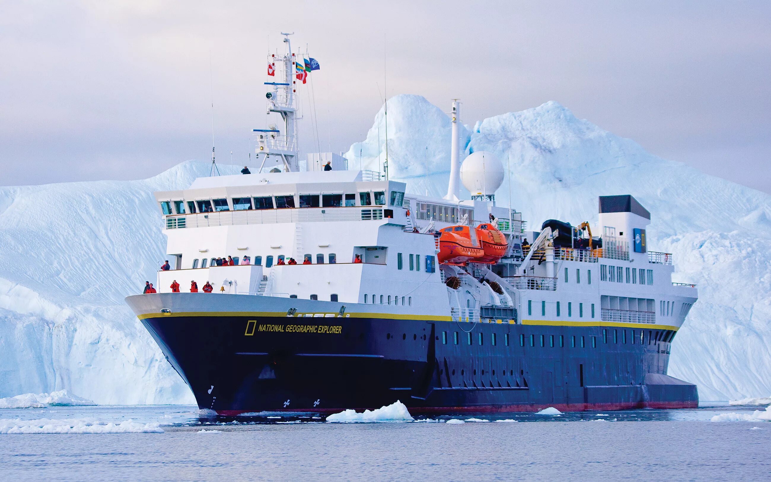 Почему на судах предназначенных для экспедиций. Судно National Geographic. Северный Ледовитый океан ледокол. Ледокол в Антарктиде. Профессор Молчанов судно.