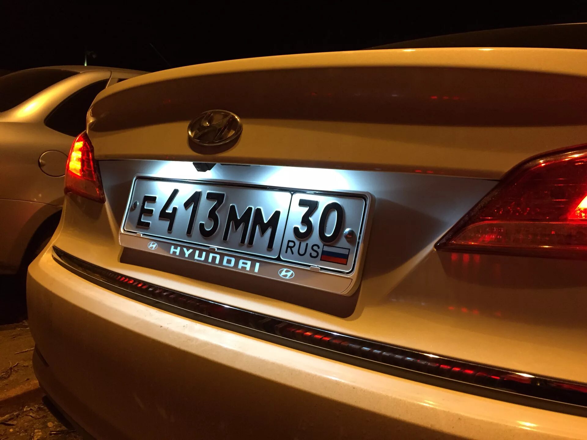 Номерные рамки Hyundai. Номерная рамка для Хендай Hyundai Солярис. Hyundai рамка номерного знака. Лампочки номерного знака на Hyundai i40. Рамка для автомобиля с подсветкой