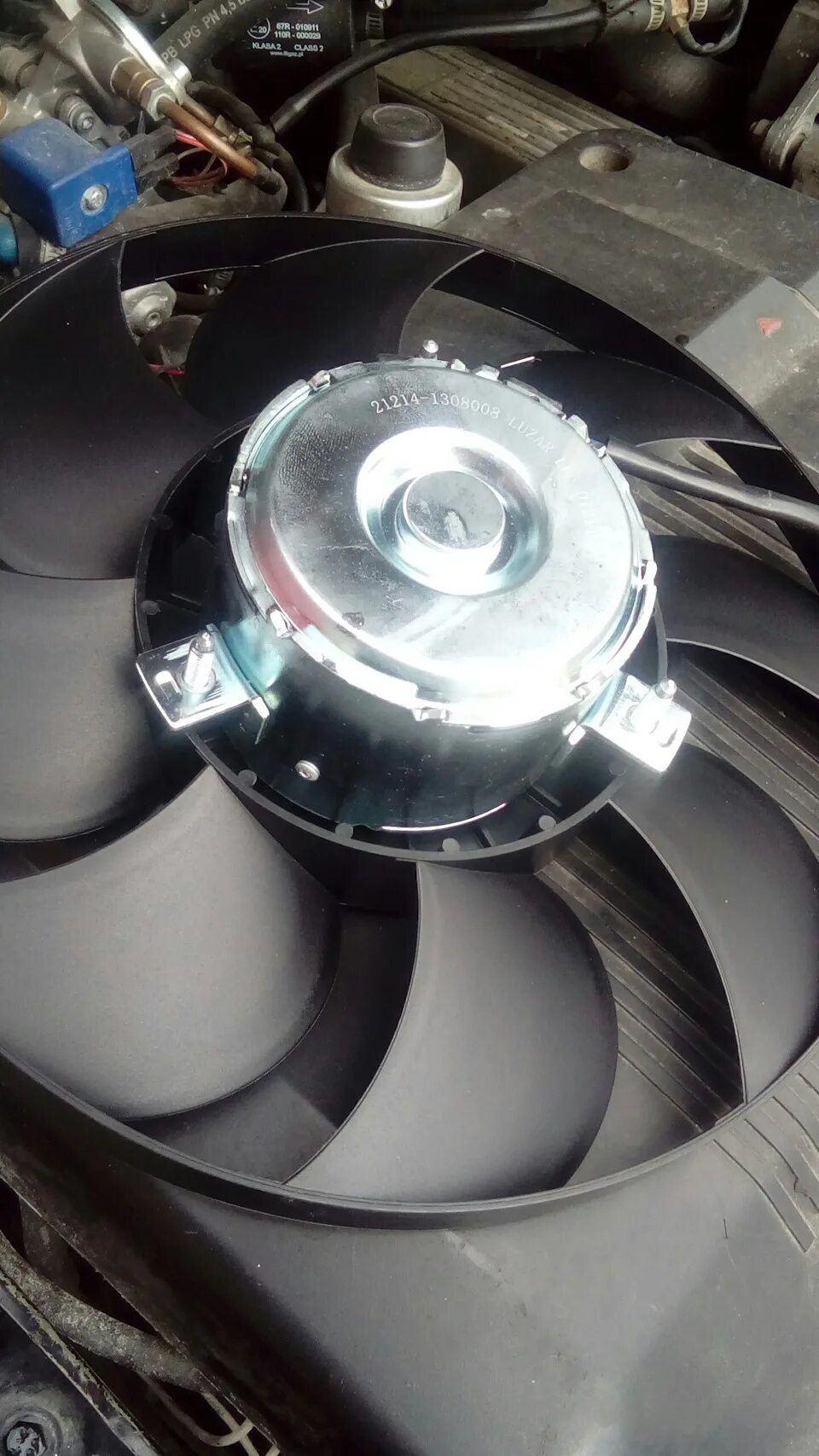 Кулер для видеокарты rx 580. Вентилятор кондиционера на рено дастер. Замена ве. Кронштейн под вентилятор. Кулер для видеокарты gtx 750.