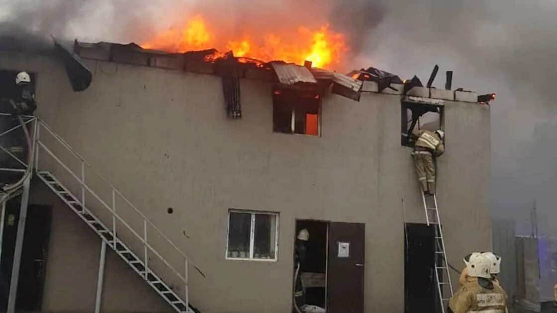 Пожар в Алматы. Пожары в производственных зданиях. Сгоревшие здания в Казахстане. Горит общежитие.