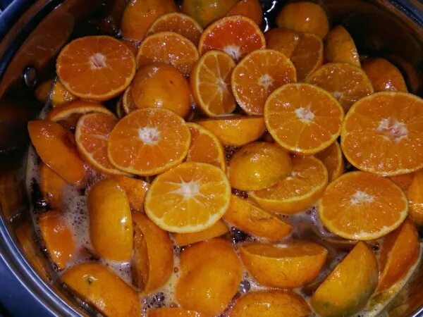 Варим мандарины. Мандариновое варенье дольками. Варенье из мандаринов с кожурой. Жареный апельсин. Варёный апельсин.