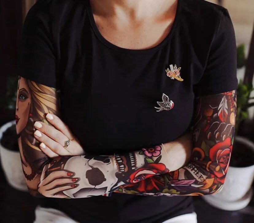 Футболка с тату рукавами. Майка с рукавами тату. Кофта с тату-рукавами. Женская футболка с татуированными рукавами.