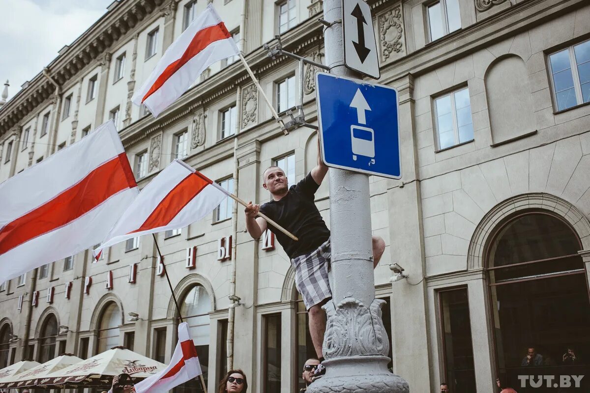 БЧБ флаг. БЧБ. БЧБ над зданием. Флаг БЧБ на здании.