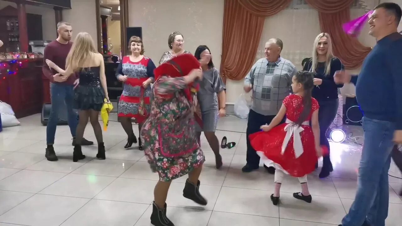 Бабушка танцует на свадьбе. Бабушка отжигает на свадьбе. Бабушка отжигает на шоу. Бабушка отжигает на др.