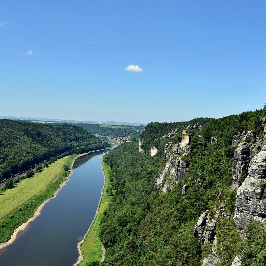Исток реки рейн. Река Эльба в Германии. Дрезденская Долина Эльбы. Река Рейн в Германии. Эльбские песчаниковые горы Германия.
