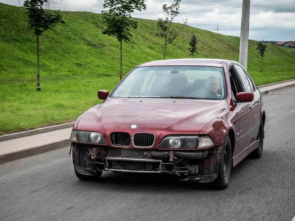 БМВ е39 ржавая. Рдавая БМВ Е 39. BMW e34 ржавая. BMW e39 убитая. Бита бмв купить