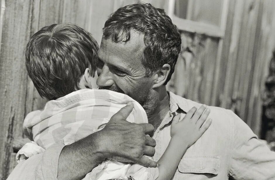 Ретро пап. Папа обнимает сына. объятия отца и сына. отец целует сына. отец и сын обнимаются.