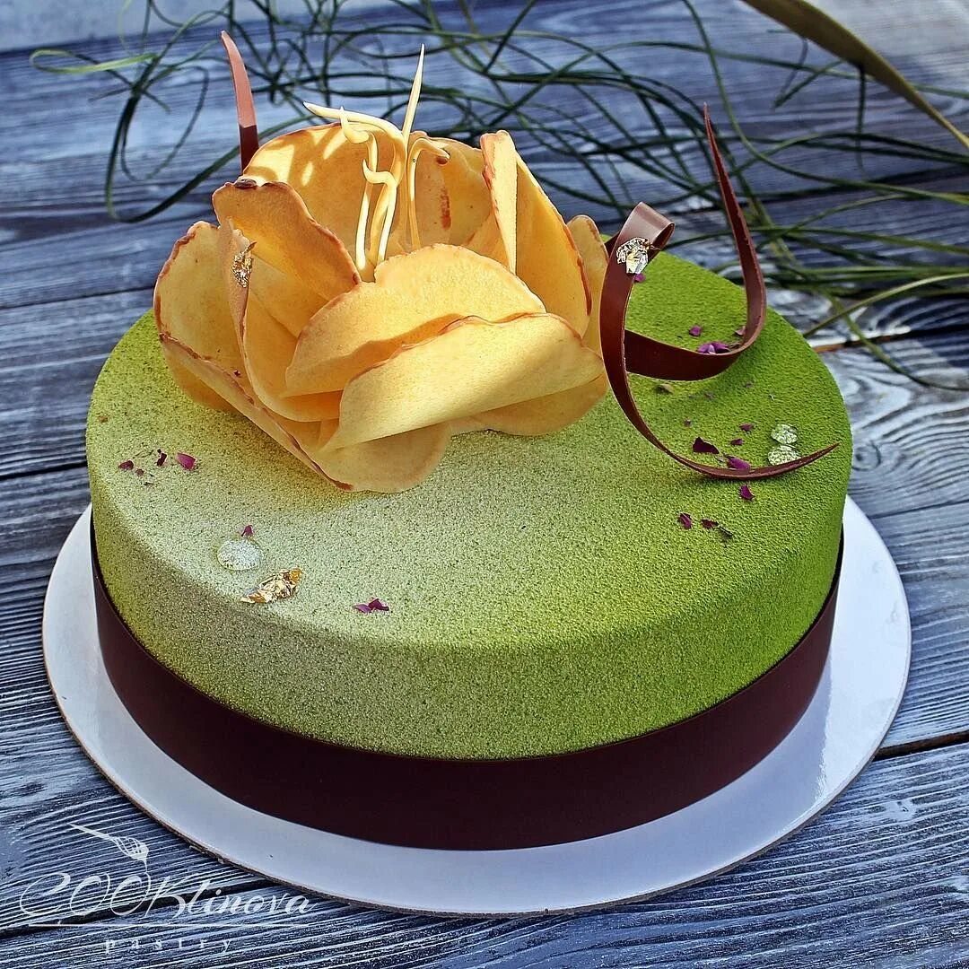 Cooklinova. Муссовый торт с цветами. Европейские торты. Торт оливкового цвета. Куклинова торты сайт.