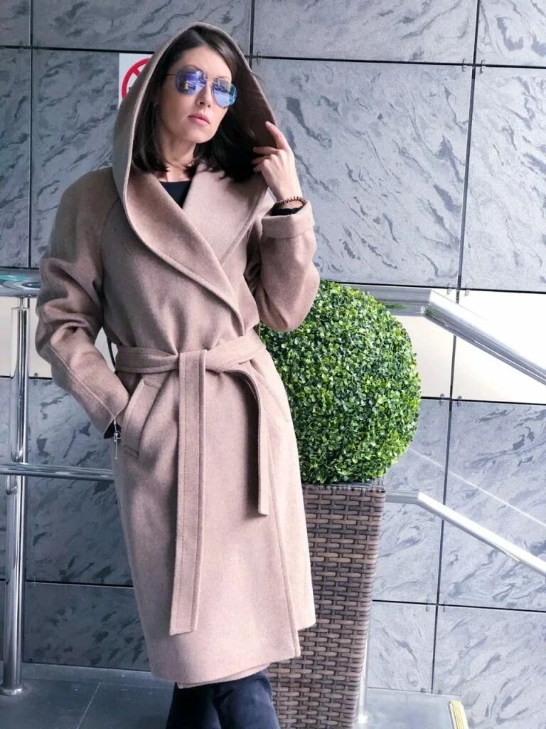 Какое пальто купить на весну. Пальто женское АНТИТРЕНД 2022. Пальто халат с капюшоном мода 2022. Стильное пальто.