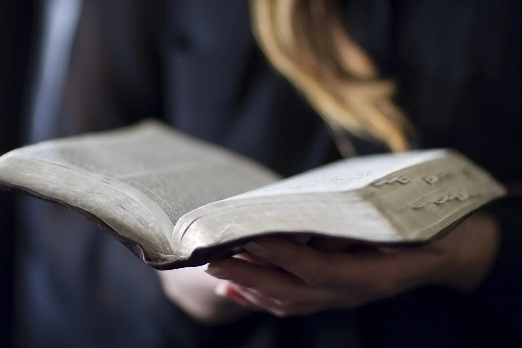 Читаем библию. Чтение Библии. Человек с Библией. Человек читает Библию. Девушка читает Библию.