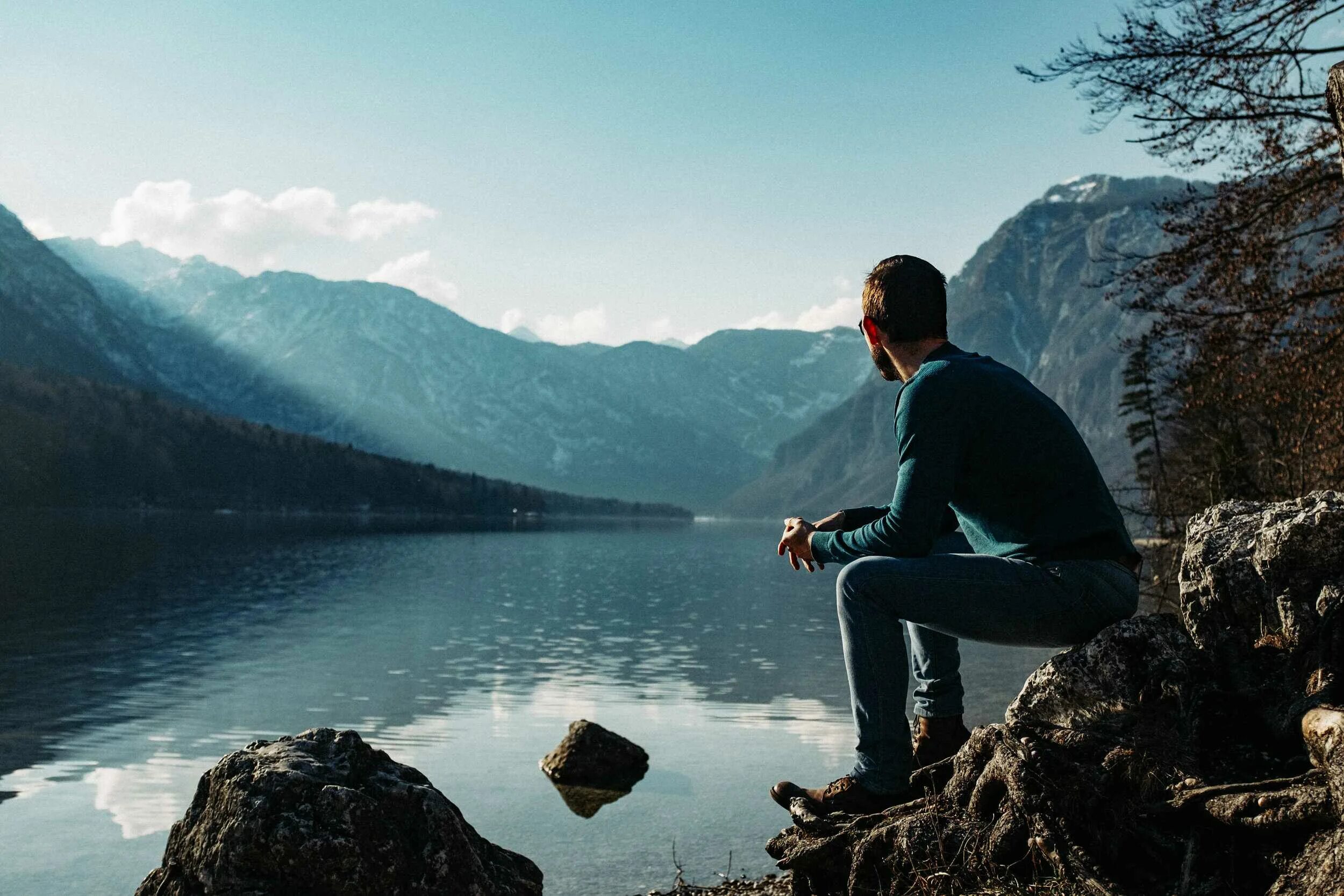 Поход в горы. Человек в горах. Природа горы море. Поход в горы. Человек с рюкзаком.