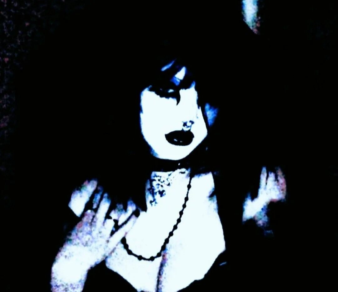 Vampyx kiss. Готы 70-х. Kiss me vampyx. Vampyx биография.