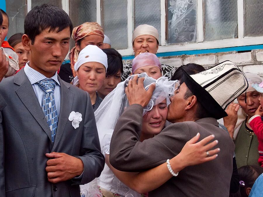 В кыргызстане 9 мужчин. Свадьба в Киргизии. Похищение невесты в Киргизии. Узбекские женщины. Киргизия люди.