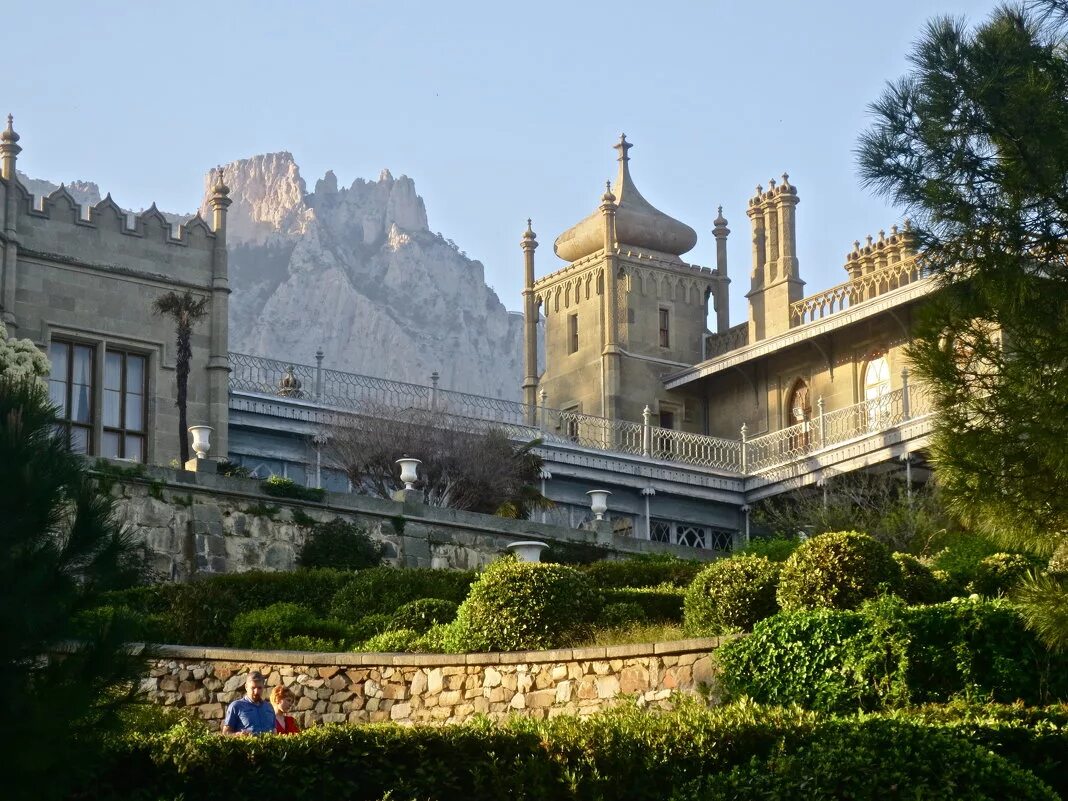 Алупка это. Крым Алупка дворец. Дворец Воронцова в Алупке. Алупкинский дворец в Крыму. Воронцовский замок в Крыму.