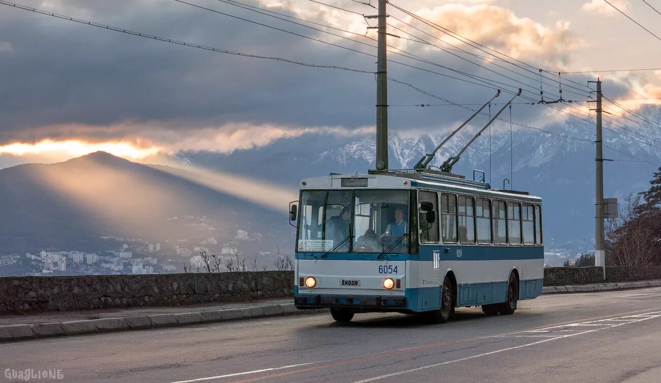 Троллейбусная линия Симферополь Ялта. Троллейбус Skoda 14tr Симферополь-Ялта. 52 Троллейбус Крым. Троллейбус 52 Симферополь Ялта.