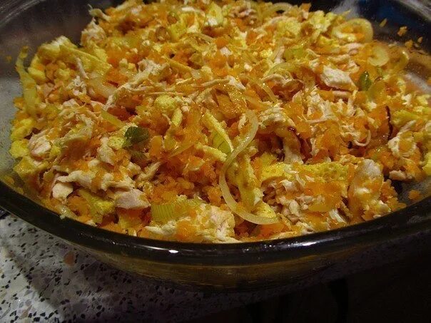 Салат жареная морковь с луком и курицей