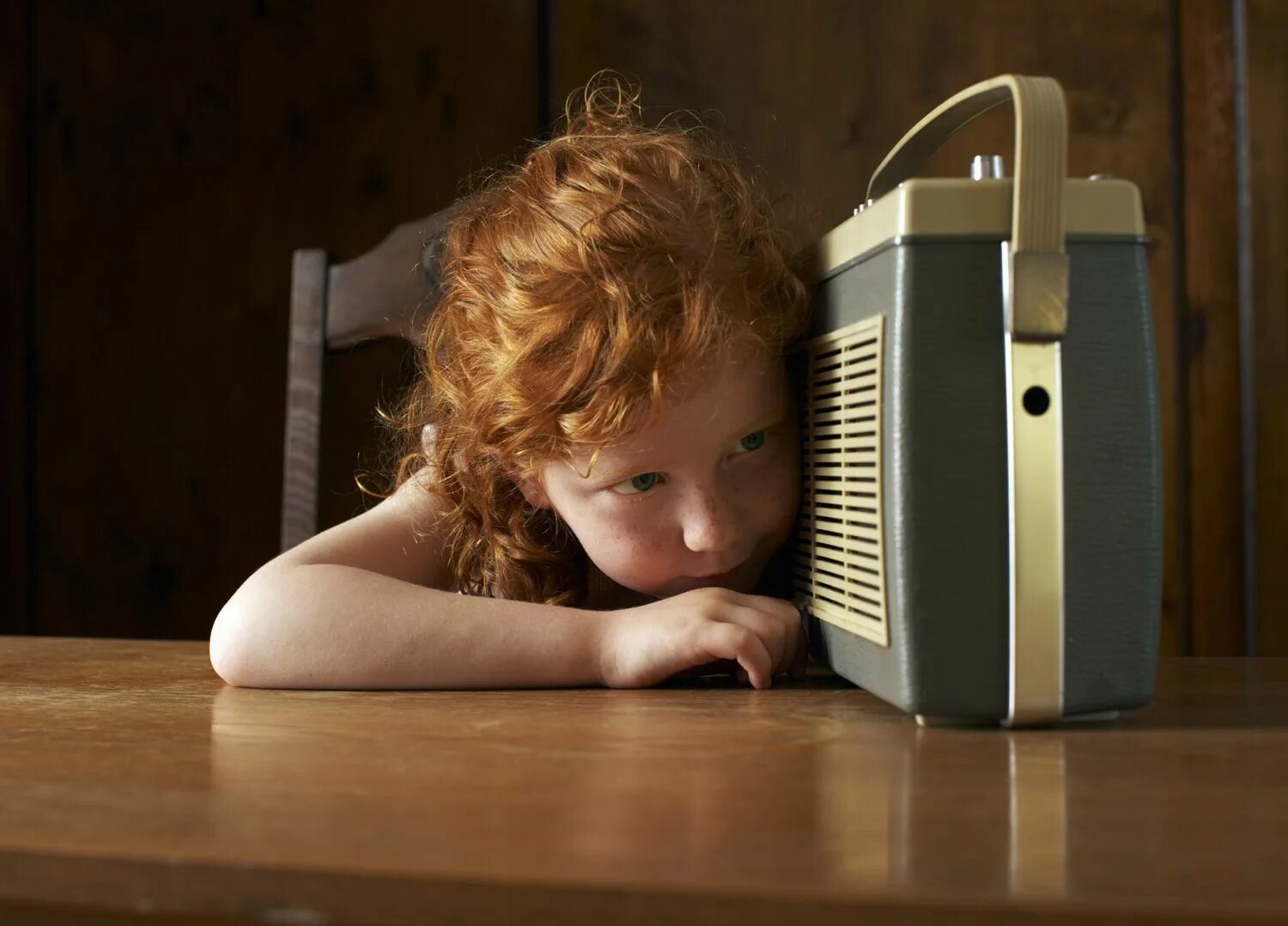She listen to the radio. Человек с радиоприемником. Радиопередачи для детей. Радио для детей. Радиоприемник для детей.