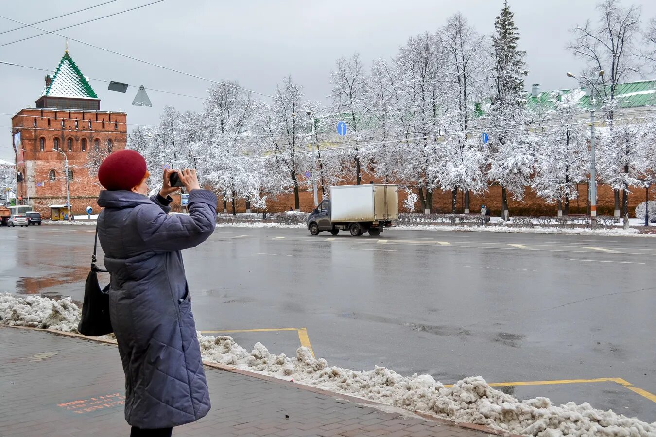 Нижний Новгород снег. Нижний Новгород зима. Первый снег в Нижнем Новгороде. Нижний Новгород зимой люди.