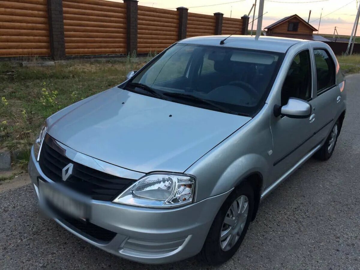 Рено Логан 1 Рестайлинг серебристый. Рено Логан 2013 серебристый. Renault Logan 1 Рестайлинг серебристый. Рено Логан 1 Рестайлинг 1.6. Куплю рено логан вологда