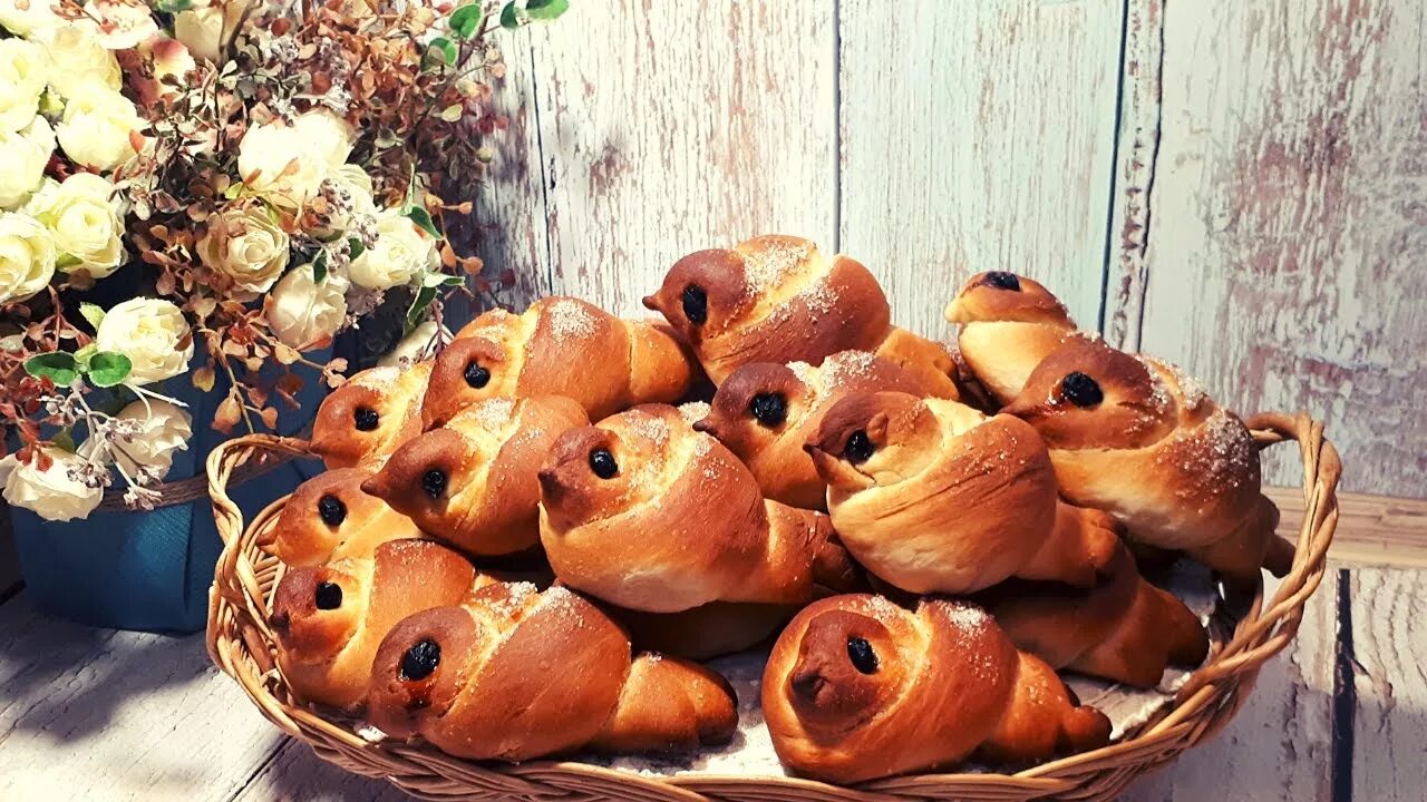 выпечка жаворонки из теста. жаворонки из дрожжевого теста. выпечка жаворонки из теста. булочки в виде птичек. печенье кресты жаворонки лествица.