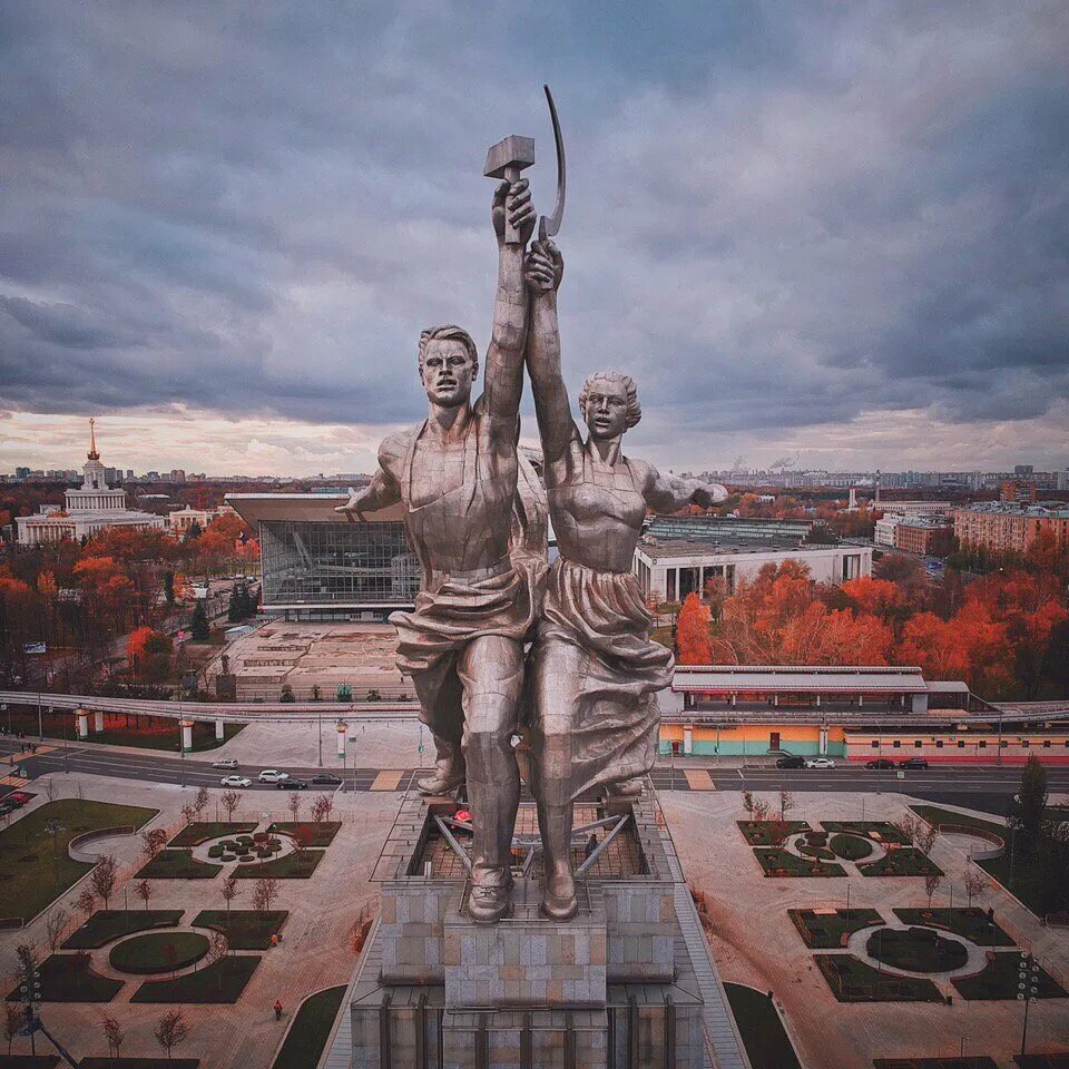 Памятник мосфильм. Скульптура Мухиной рабочий и колхозница. Памятник на ВДНХ рабочий и колхозница. Рабочий и колхозница памятник Мухина ВДНХ. Серп и молот статуя ВДНХ.