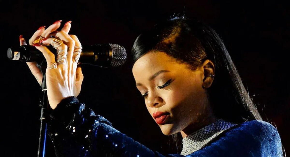 Выступление рианны. Rihanna концерт. рианна с микрофоном. рианна поет. крупно. рианна выступление.