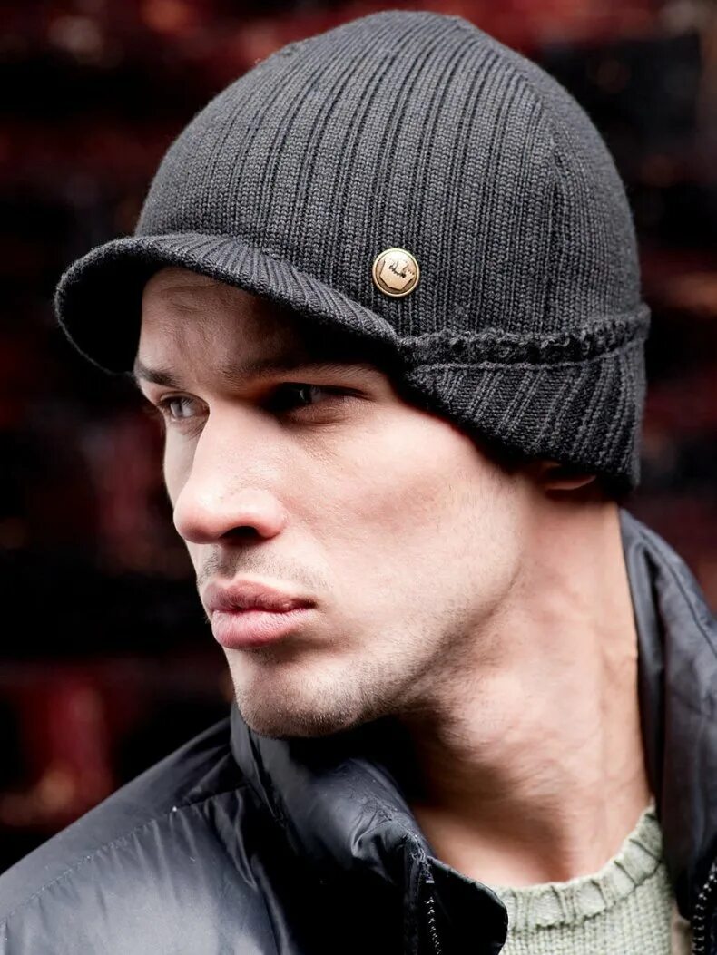 Шапка slouchy beanie. Шапка оригинальная мужская. Шапка оригинальная мужская. Парень в черной шапке. Мужские вязаные шапки.