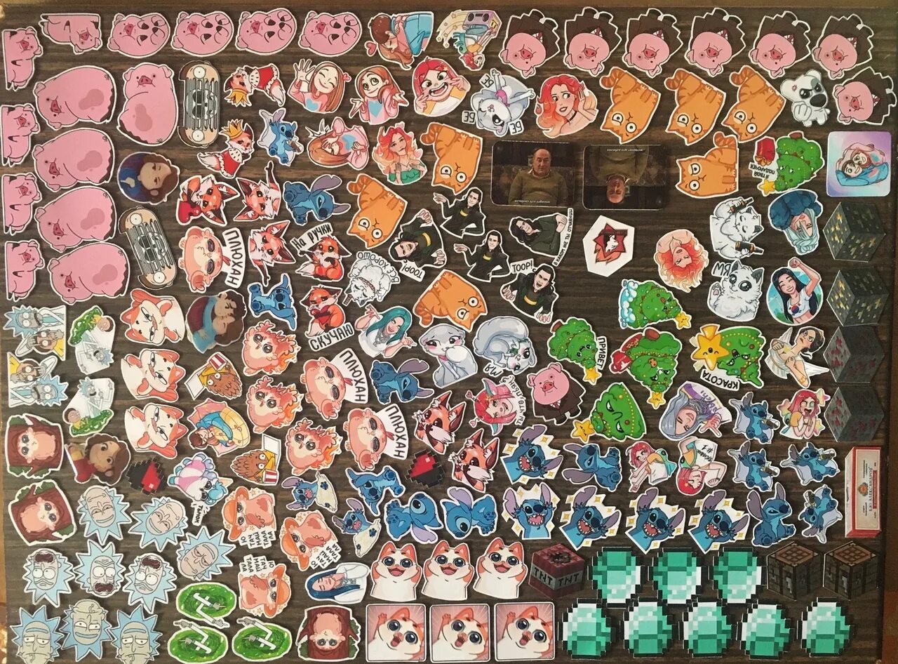 Аниме значки много. Мужик с кучей значков. Значок много. Значки ссср кучей. Много значков.
