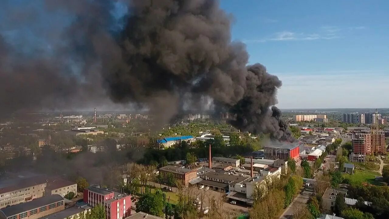 Что горит в калуге сейчас. Горящие пятиэтажные здания. калуга горит. 9 лицей калуга сгорел. калуга горит 906 база.