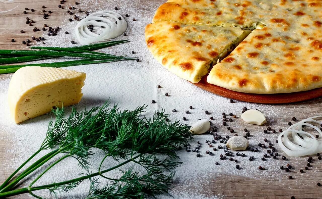 Осетинские пироги рецепт с сыром и картофелем. Осетинские хычины с зеленью. осетинские пироги с мясом и сыром. осетинский пирог с сыром и зеленью. осетинский сырный пирог.