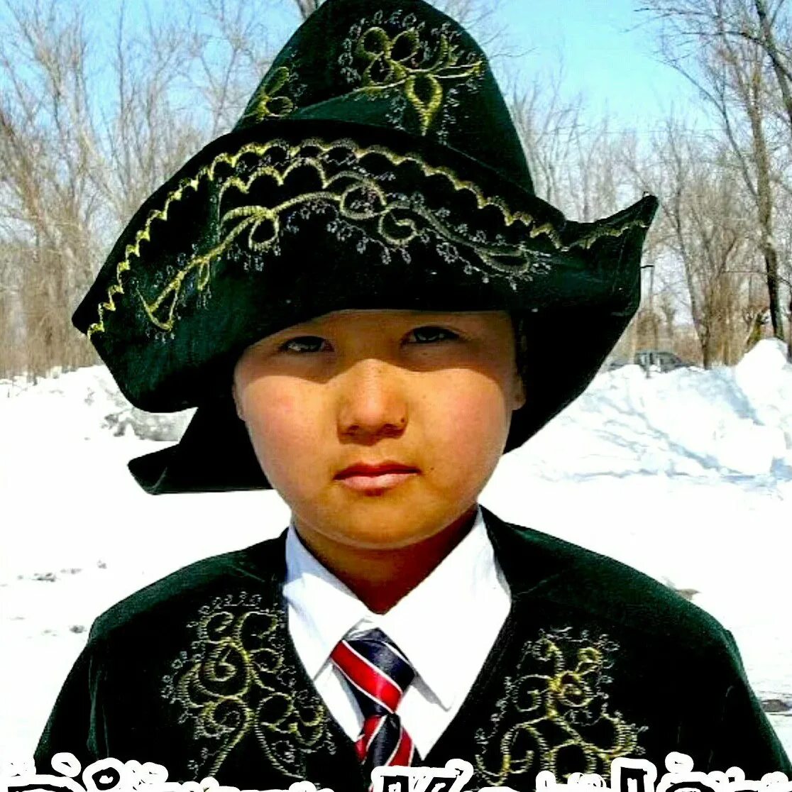 Немцы казахи татары. Казахский национальный костюм для мальчика. Костюм мальчика казаха. Казахский мальчик. Казахский детский костюм.