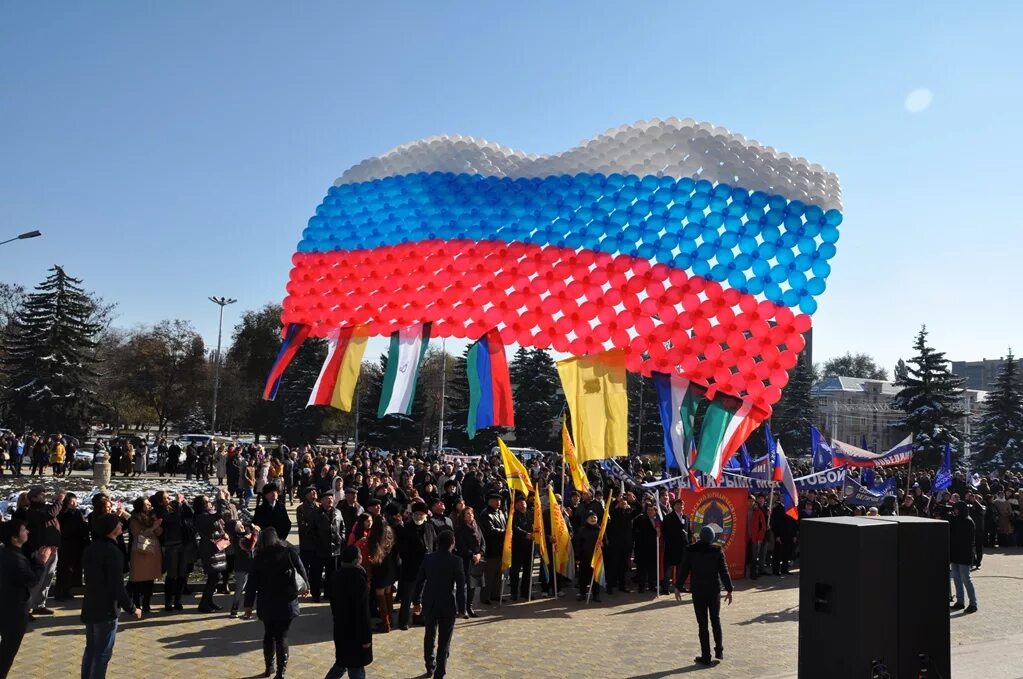 Праздник единения народов россии. Патриотические праздники. Украшение города к празднику. День национального единства. Празднование дня народного единства.