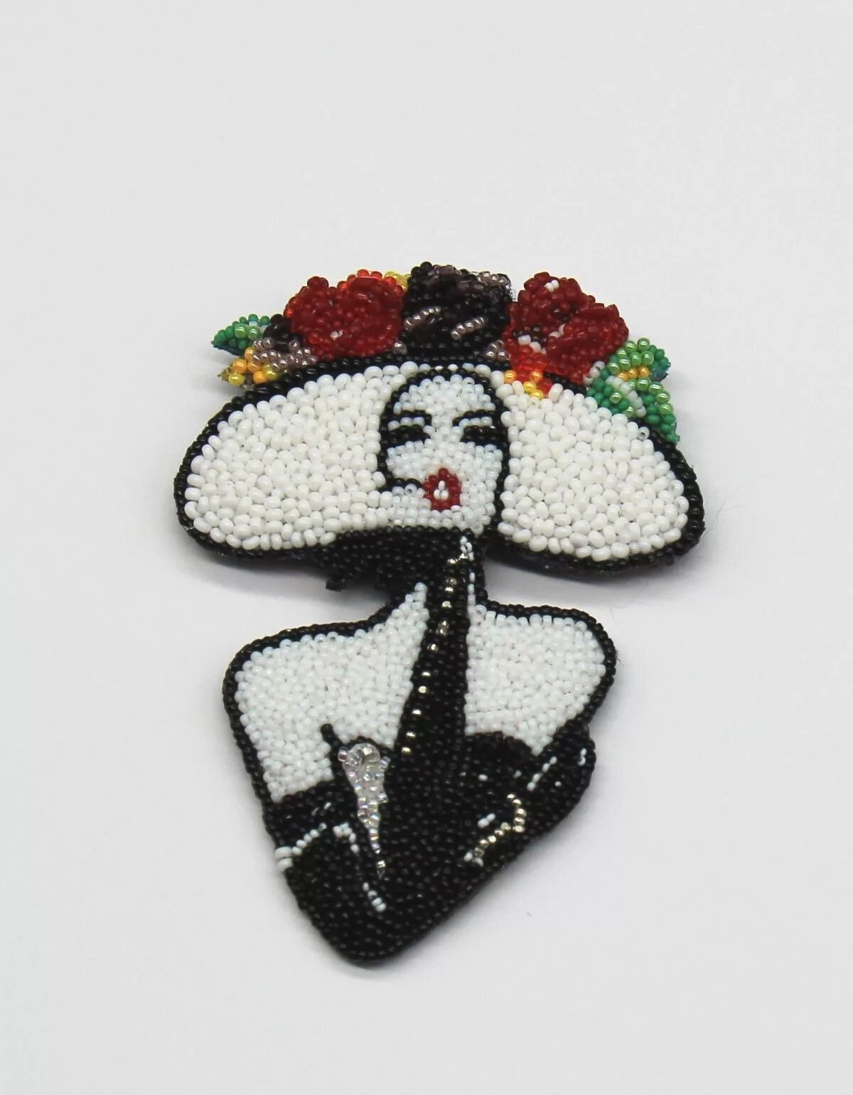 Вышивка из бисера брошь. Девочка из бисера объемная. Девочка из бисера. Изделия из бисера для детей. Брошь дама в шляпе из бисера.
