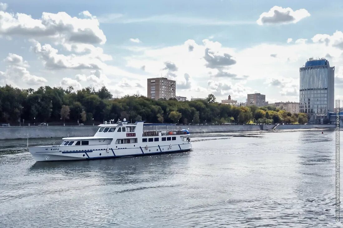 Движение теплохода москва река. Теплоход Барс Москва. Корабль Барс Москва. Теплоход Москва 89. Судно Барс Москва.