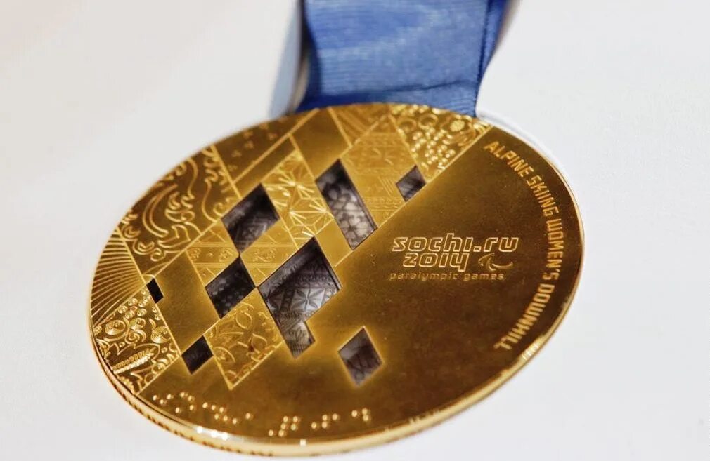 Золотая медаль Паралимпийских игр Сочи. Медаль Паралимпийских игр в Сочи-2014. Золотая медаль Сочи 2014. Золотая медаль Олимпийских игр 2014.