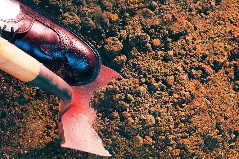 Нога с лопатой. Копать землю. К чему снится копаться в земле. Лопата в земле. Сонник землю копать в огороде.