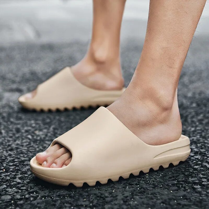 Модные тапочки женские. Шлёпанцы yeezy slide мужские. Шлепанцы xiaomi. Тренд тапочки сланцы 2022. Модные тапочки женские.