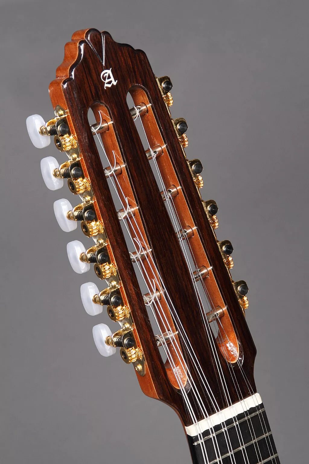 бандуррия испанский инструмент. музыкальные инструменты испании. магазин музыкальных инструментов. бандуррия струнный музыкальный инструмент. гайта португальский инструмент.