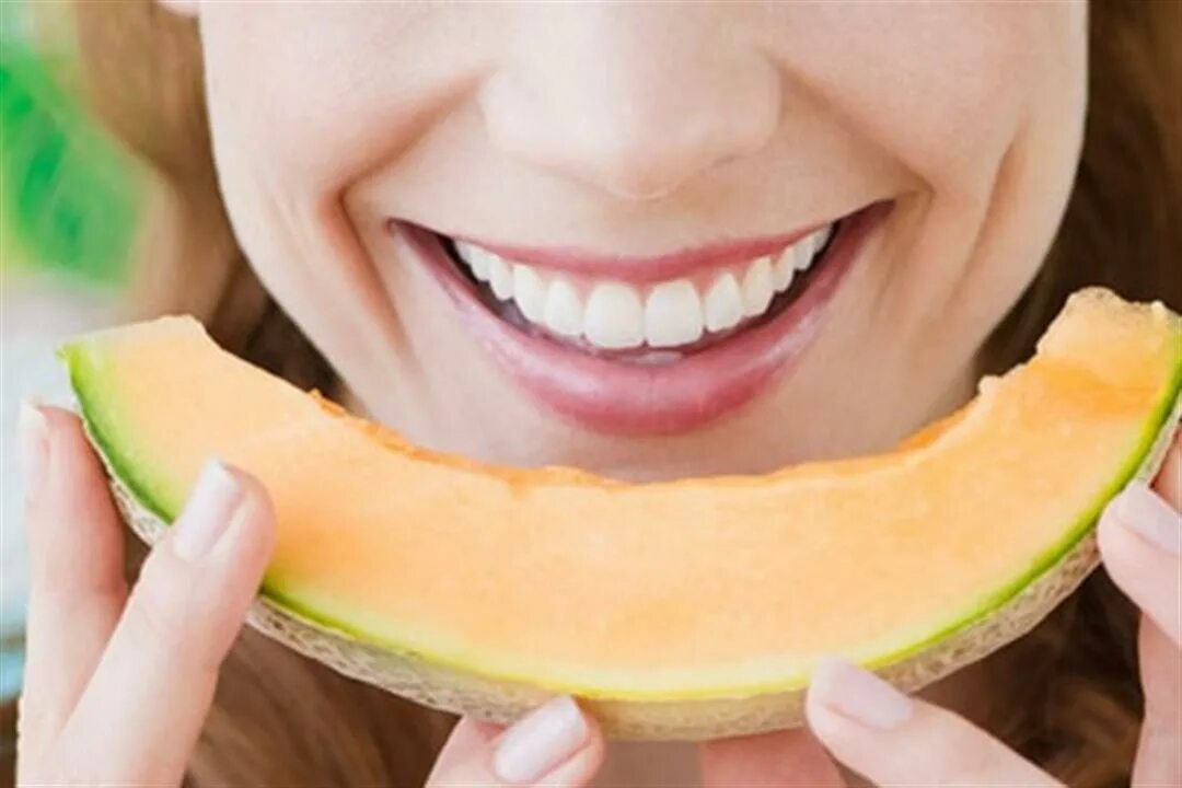 При похудении можно есть дыню на ночь. Женские дыни. кушает дыню. маска из дыни. женщина с дынями.