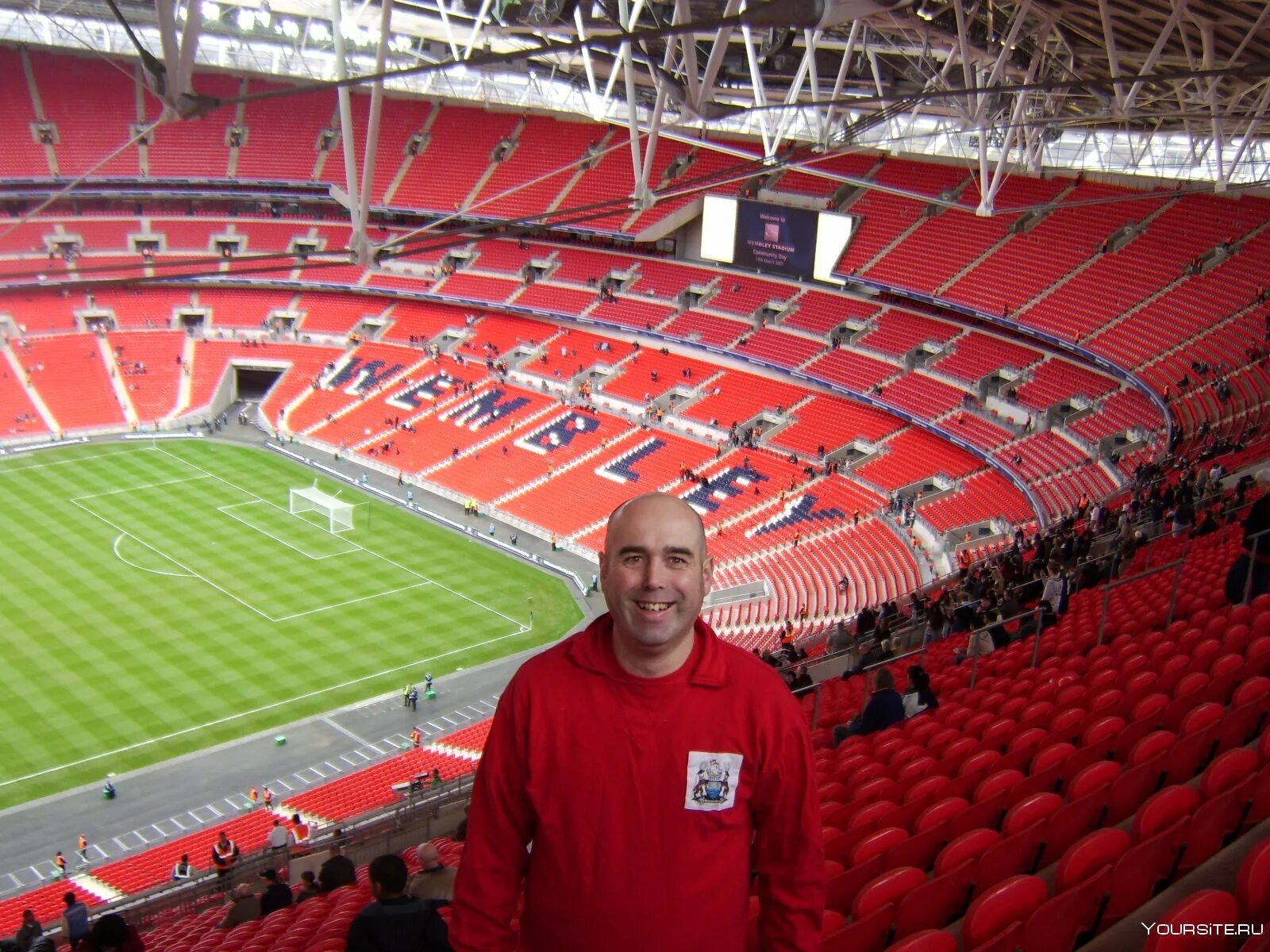 Уэмбли чей стадион. Wembley Stadium чей стадион. Стадион Уэмбли в Лондоне. Стадион Уэмбли вид сверху.