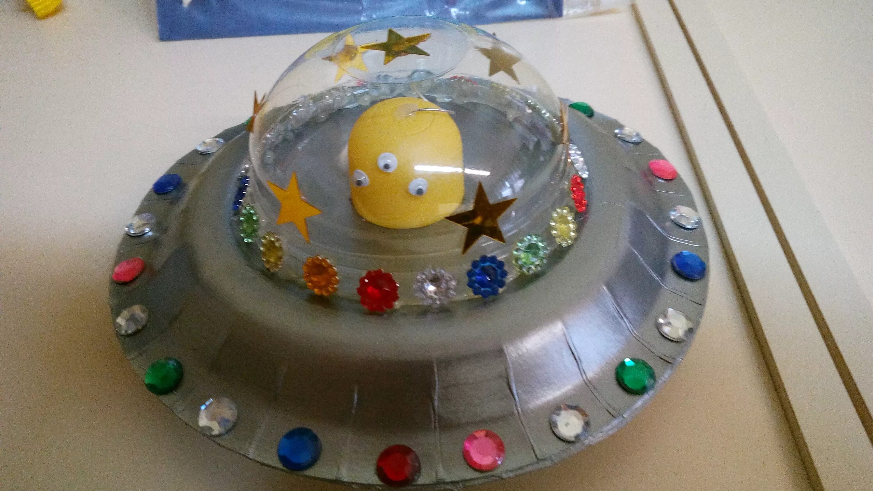 летмющая тарелка подделка. конкурс нло. озеро черток в воде. поделки на тему космос. летающие тарелки инопланетян.