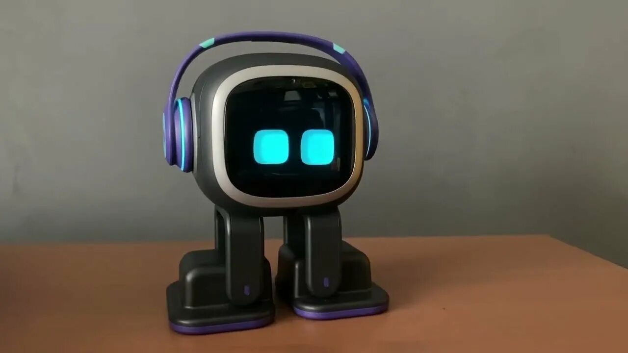 Робот эмо русский язык. Робот емо. Маленький робот emo. Настольный робот emo. Игрушка эмо робот.