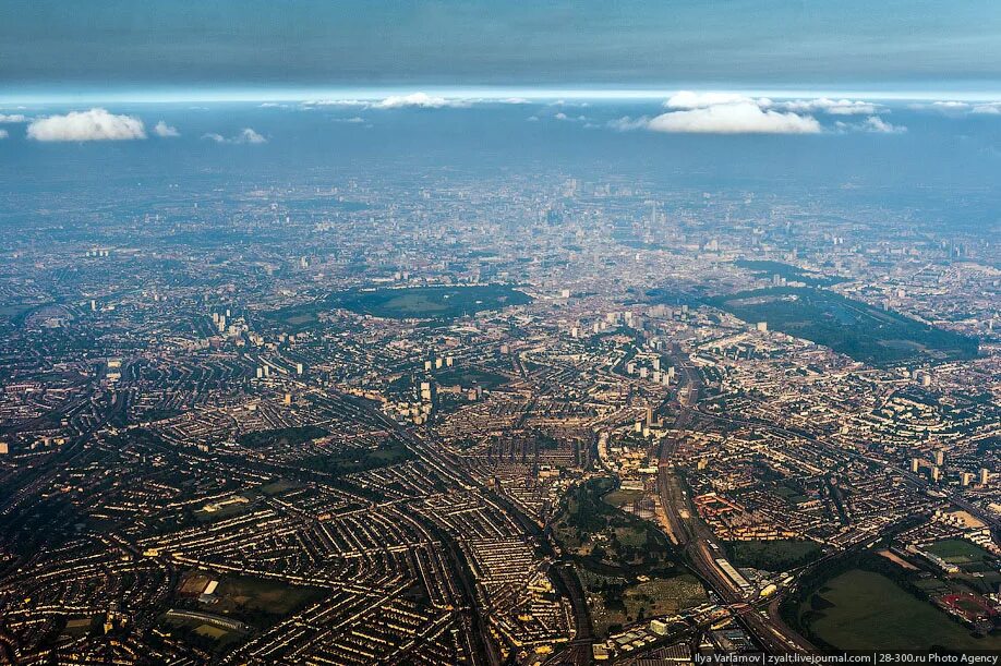 Видео пролет. Вид с высоты птичьего полета. Достопримечательности Лондона с высоты птичьего полета. Видео пролета над городом.