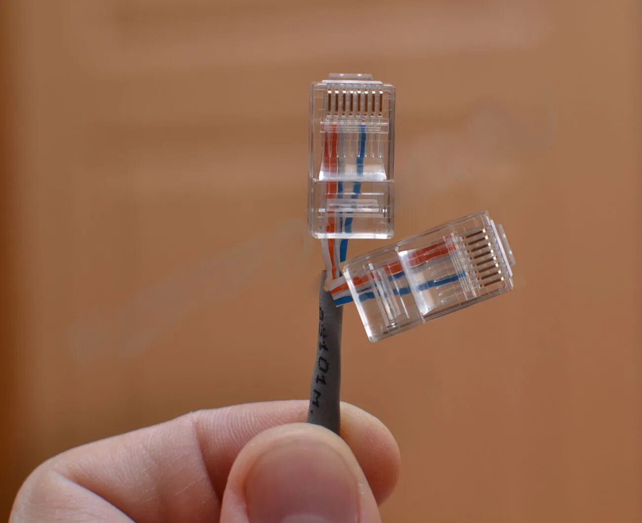 Rj45 4 жилы. Подключить интернет провод. Два компьютера по одной витой паре. Витая пара на 2 компа. Обжимка витой пары раздвоение.