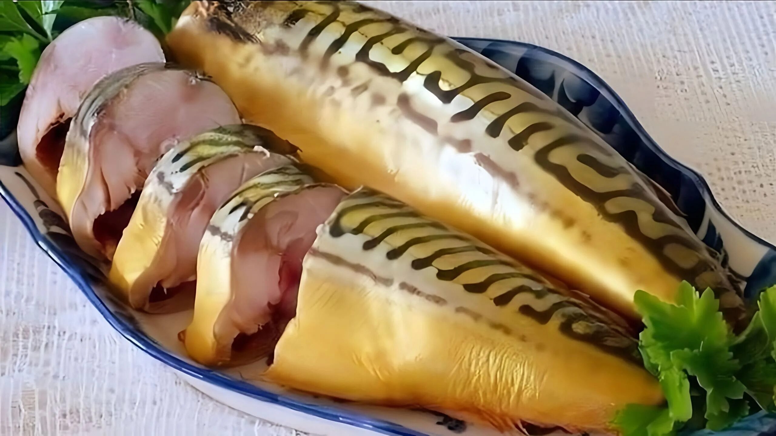 Маринад для скумбрии для копчения. Рыба скумбрия в луковой шелухе. Скумбрия холодного копчения. Копчения рыбы скумбрии. Рыба скумбрия копченая.