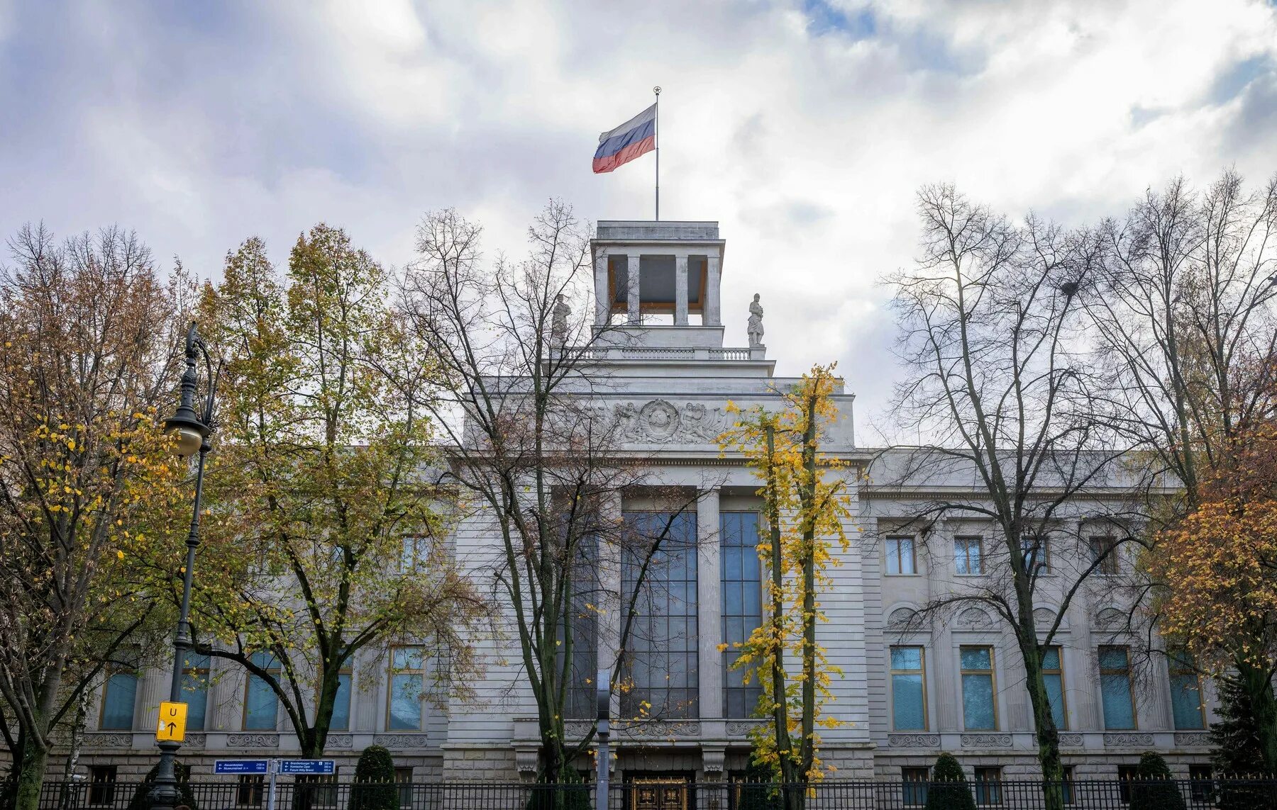 Посольство рф в германии. Посольство РФ В ФРГ. Рос посольство в Берлине. Посольство России в Берлине. Здание посольства России в Берлине.